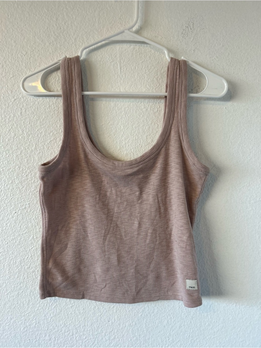 VUORI Sunshine Crop Tank Top in light pink size S